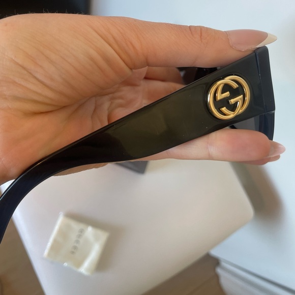Black Gucci Logo Sunglasses - Picture 4 of 13